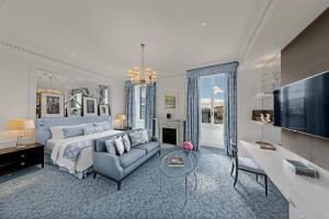 Uma TV ou centro de entretenimento em The St. Regis Rome