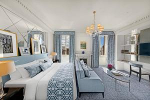 Cama ou camas em um quarto em The St. Regis Rome mais 37 fotos