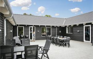Restoran või mõni muu söögikoht majutusasutuses Lovely Home In Frederiksvrk With Indoor Swimming Pool
