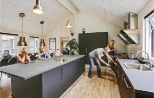 un grupo de personas en una cocina con lavabos en Lovely Home In Frederiksvrk With Indoor Swimming Pool, en Melby