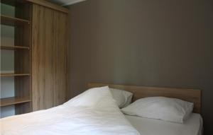 - une chambre avec un lit doté de draps et d'oreillers blancs dans l'établissement Chalet 34, à Oosterwolde