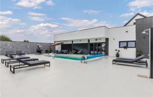 een huis met een zwembad en een patio bij Lovely Home In Koritna With Wifi 