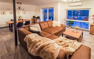 ein Wohnzimmer mit einem Sofa und einem Tisch in der Unterkunft Gorgeous Home In Ulrichstein With Kitchen in Ulrichstein