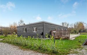 uma casa preta com uma cerca de madeira num quintal em Lovely Home In Stege With Wifi em Stege