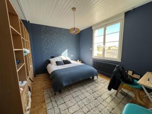Posteľ alebo postele v izbe v ubytovaní Maison familiale avec piscine chauffée, proche commerces et plage - FR-1-485-146