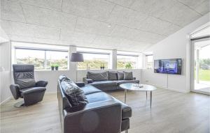 BolilmarkにあるStunning Home In Rm With 3 Bedrooms And Wifiのリビングルーム(ソファ、椅子、テレビ付)