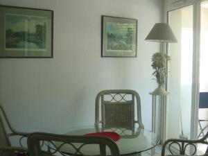 jadalnia ze szklanym stołem i krzesłami w obiekcie Beau T2 climatisé avec garage, 4 couchages, Balaruc-les-Bains - FR-1-680-13 w mieście Balaruc-les-Bains +2 zdjęcia