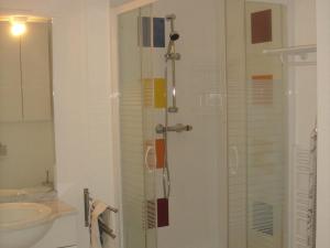 y baño con ducha, aseo y lavamanos. en Appartement Balaruc-les-Bains, 2 pièces, 4 personnes - FR-1-680-13 en Balaruc-les-Bains