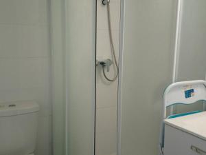 Kúpeľňa v ubytovaní Studio rénové avec télévision, lave-linge, animaux admis - FR-1-680-23