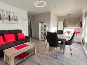 Kuchyň nebo kuchyňský kout v ubytování Charmant T2 lumineux et moderne, bien situé, avec balcon et parking à Aix-les-Bains - FR-1-555-85 + 9 fotografií