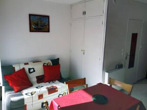 Zdjęcie z galerii obiektu Charmant Studio 2* à Balaruc-les-Bains - Balcon, Ascenseur, 4 Couchages, Proche Thermes - FR-1-680-15 w mieście Balaruc-les-Bains