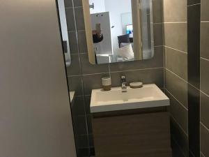 Kúpeľňa v ubytovaní Appartement 2P climatisé avec loggia et garage - Balaruc-les-Bains - FR-1-680-12