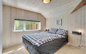 Bøtø ByにあるAwesome Home In Vggerlse With Saunaの窓付きの部屋にベッド付きのベッドルーム1室があります。