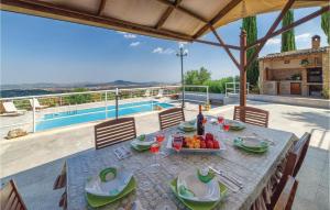un tavolo con cibo su un patio con piscina di Amazing Home In Aragona -ag- With 4 Bedrooms, Wifi And Outdoor Swimming Pool ad Aragona