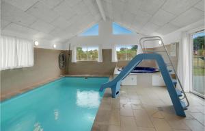 Bazén v ubytování Cozy Home In Sydals With Indoor Swimming Pool nebo v jeho okolí