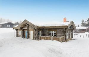 SjusjøenにあるNice Home In Sjusjen With 3 Bedrooms, Sauna And Internetの雪の丸太小屋