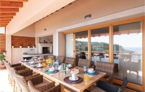 un comedor con una mesa larga y sillas en Amazing Home In Prizba With House Sea View, en Prizba