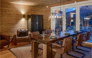 uma sala de jantar com uma mesa e algumas cadeiras em 5 Bedroom Cozy Home In Hemsedal em Hemsedal