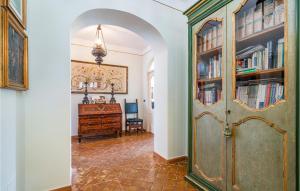 un arco che conduce a un corridoio con una camera con scrivania di Gorgeous Home In Mogliano With Wifi a Mogliano