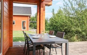 una mesa de comedor en el patio de una casa en Lovely Home In Heel With Wifi, en Heel