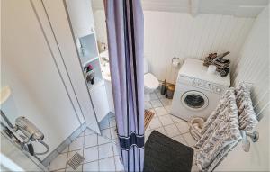 a small bathroom with a washing machine and a washer at 2 Bedroom Stunning Home In Karrebksminde in Karrebæksminde