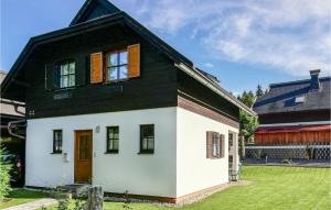 una casa en blanco y negro con un patio en Ferienhaus In Feistritz en Ludmannsdorf