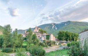 un pueblo en las montañas con montañas en el fondo en Beautiful Home In Piobbico With House A Panoramic View, en Piobbico