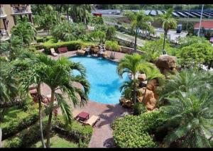 vista sulla piscina di un resort di Condo Unit 131! Stay with us !!! a French Harbor