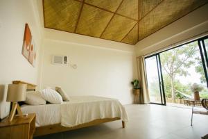 Säng eller sängar i ett rum på Tanaw Beach House