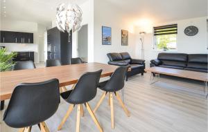 ein Wohnzimmer mit einem Esstisch und Stühlen in der Unterkunft Beautiful Home In Spttrup With Sauna in Spottrup