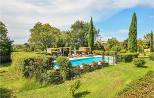 una finca con piscina y jardín en Grand Pavillion, en Aubais