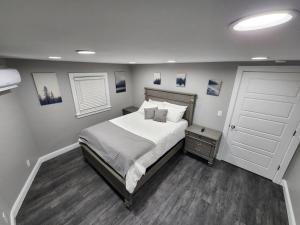 - une chambre avec un grand lit et une porte dans l'établissement Paradise on Lake Harris Apt #101, à Leesburg