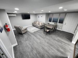 - un salon avec une table, un canapé et des chaises dans l'établissement Paradise on Lake Harris Apt #101, à Leesburg