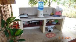 eine vorgetäuschte Küche mit einer Spüle und einem Mixer in der Unterkunft Cute Quiet Private Room w own Kitchen, CR, Porch in Panglao