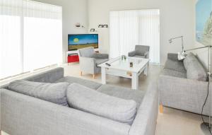 uma sala de estar com um sofá e uma mesa em Nice Home In Lkken With Kitchen em Lokken