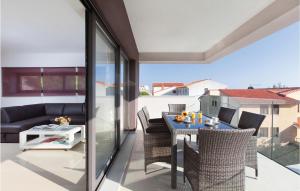 een patio met een tafel en stoelen op een balkon bij Stunning Home In Rabac With 3 Bedrooms, Wifi And Outdoor Swimming Pool in Rabac