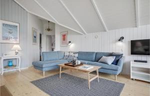 BalkeにあるAmazing Home In Nex With 3 Bedrooms, Sauna And Wifiのリビングルーム(青いソファ2台、テーブル付)