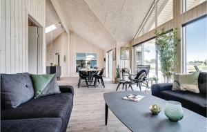 VejbyにあるAwesome Home In Vejby With 6 Bedrooms, Sauna And Wifiのリビングルーム(ソファ、テーブル付)