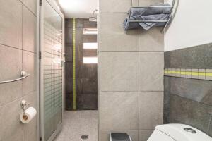 La salle de bains est pourvue de toilettes et d'une douche à l'italienne. dans l'établissement Habitación Lui confortable moderna con baño privado, à Mexico
