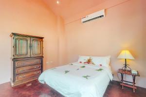 a bedroom with a bed and a dresser and a lamp at Casita at Morningstar Breeze Gold Standard Certified in Hopkins +12 photos