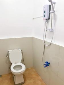 DGA Pension House في كورون: حمام مع مرحاض أبيض في كشك
