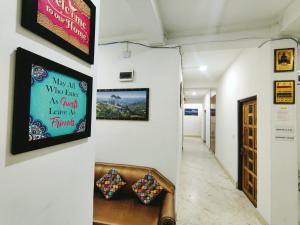 TV a/nebo společenská místnost v ubytování Jain Homestay