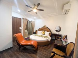 um quarto com uma cama e uma cadeira em Hoàng Gia Đông Anh Hotel em Dong Anh