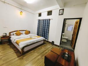Postel nebo postele na pokoji v ubytování Jain Homestay