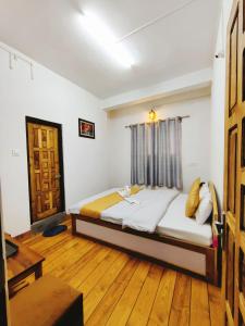 Postel nebo postele na pokoji v ubytování Jain Homestay