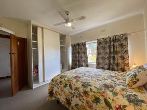 1 dormitorio con cama y ventana en 6 Beds-Whole House-Stawell-Grampians National Park, en Stawell