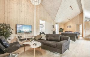 VejbyにあるStunning Home In Vejby With 8 Bedrooms, Sauna And Indoor Swimming Poolのリビングルーム(ソファ、ビリヤード台付)