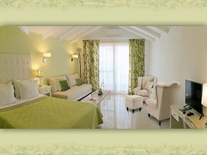 Телевизор и/или развлекательный центр в Haris Hotel Apartments and Suites