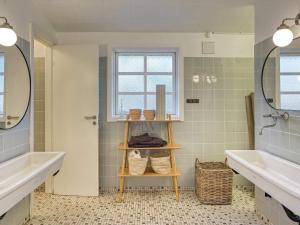 Frederiksværkにある18 person holiday home in Frederiksværk-By Traumの洗面台が2つと鏡が2つあるバスルーム +85枚の写真