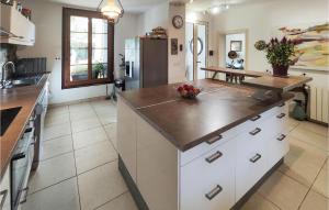 Kitchen o kitchenette sa Gorgeous Home In Montblanc With Heated Swimming Pool